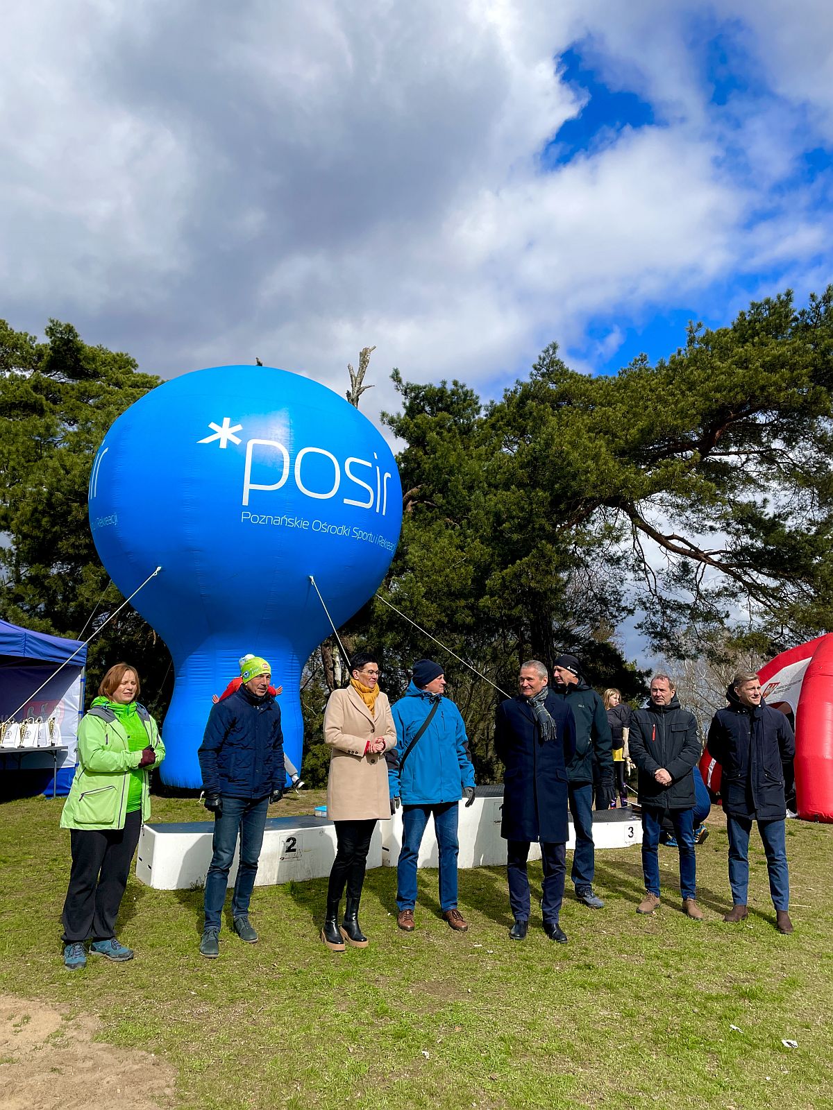 Przedstawiciele Miasta Poznań oraz POSiR podczas ceremonii otwarcia zawod&oacute;w