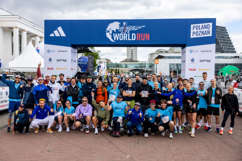 Ambasadorzy biegu Wings for Life World Run przy bramie startowej