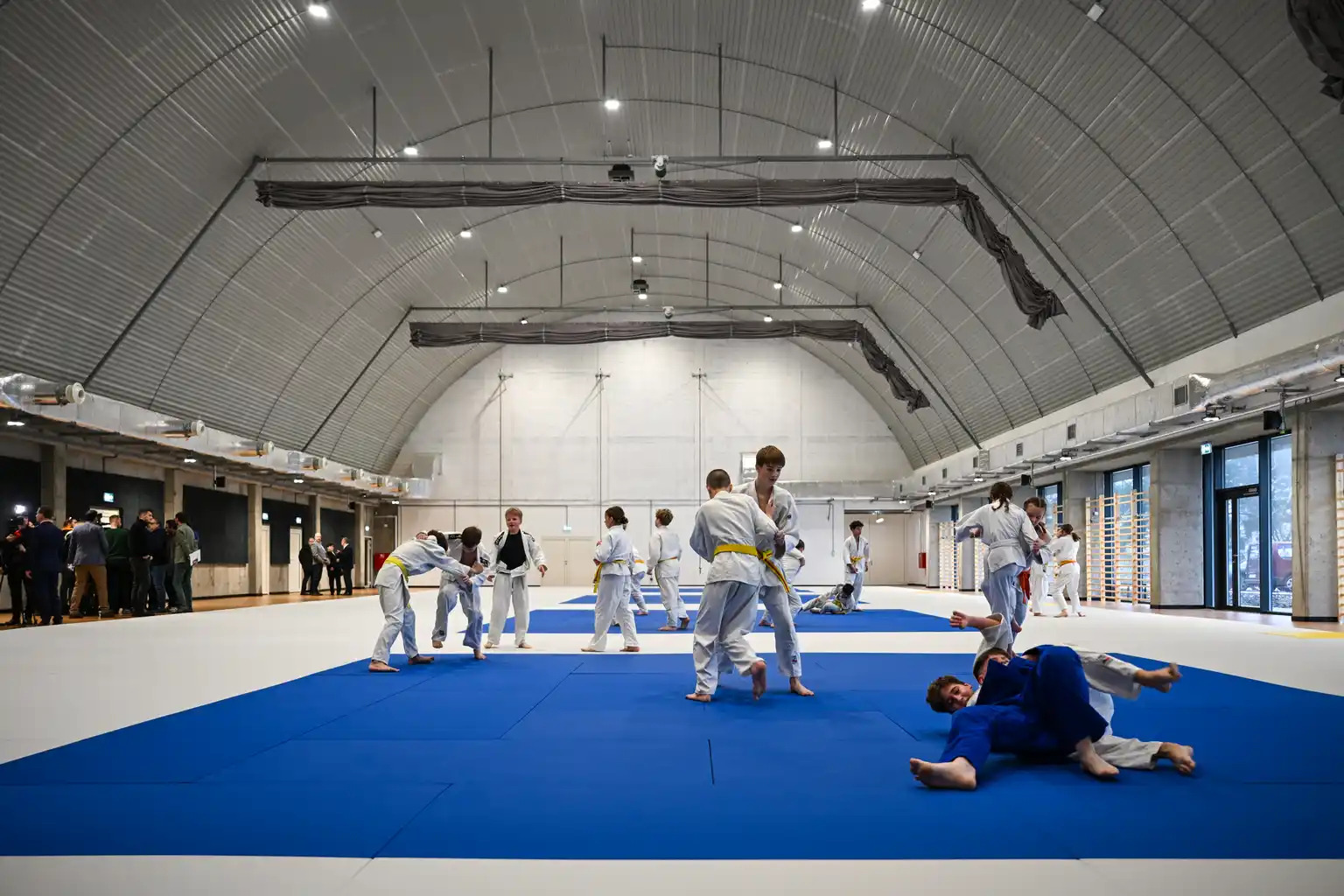 Młodzi judocy trenują w hali