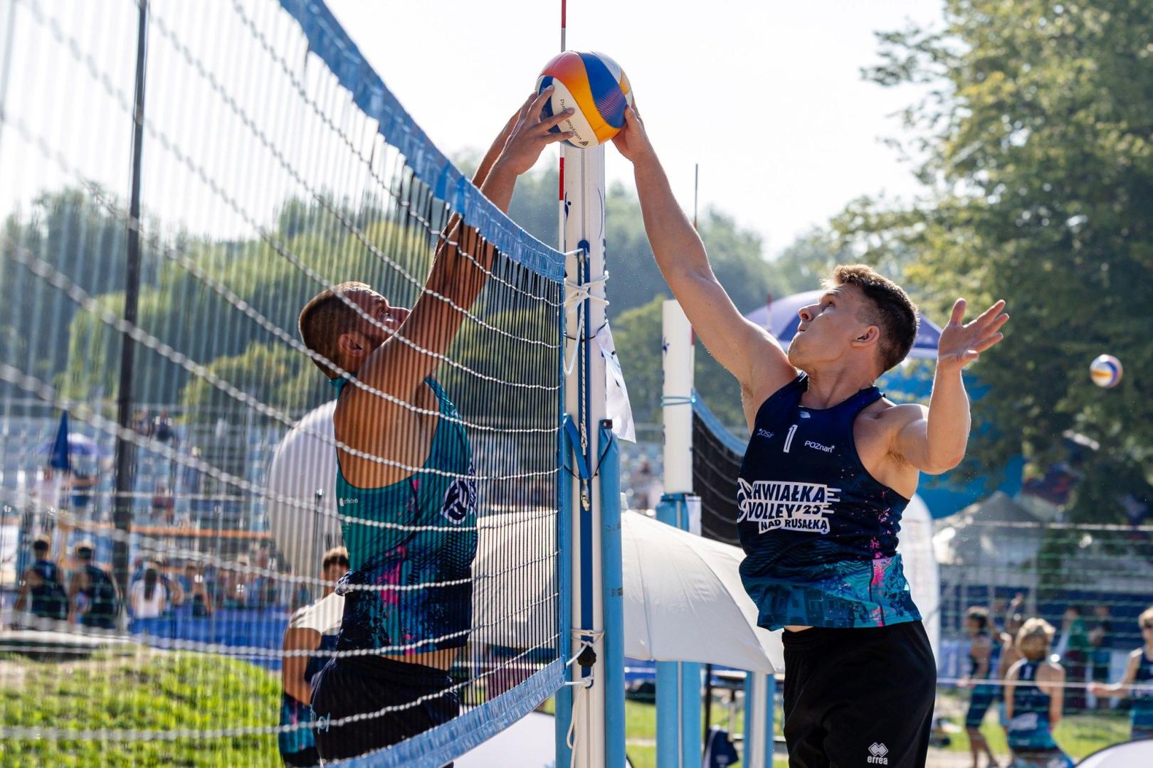 Rywalizacja-siatkarzy-podczas-Chwiaki-Volley-2025-1